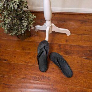 Crocs Comfortable Flips - Size 8 - Black